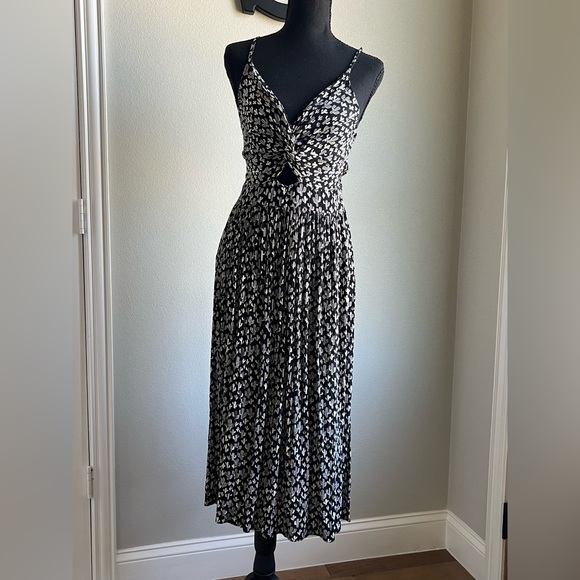 Angie Dresses & Skirts - Angie Black and White Cactus Midi Dress peep hole Size Small